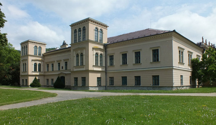 Zámek v Čechách pod Kosířem otevře novou expozici s kresbami Mánesa