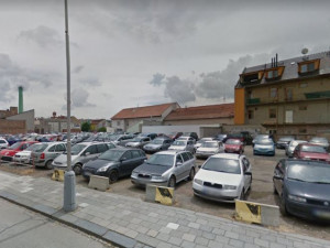 Město Prostějov odstraní zátarasy, které na parkoviště na Komenského ulici instaloval soukromník