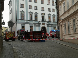 V jednom z domů v Univerzitní se propadl dřevěný strop, na místě zasahují hasiči se speciální technikou