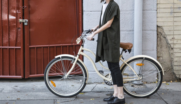 Opilá cyklistka nevybrala zatáčku, přivodila si kocovinu a zranění