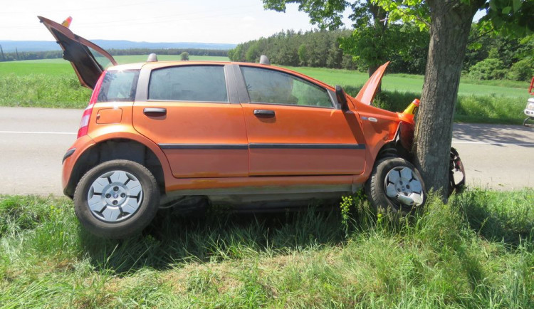 Senior usnul za volantem svého vozu a narazil do stromu. Zranil sebe i spolujezdkyni