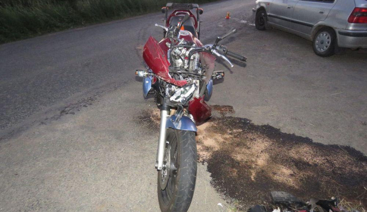 Sedmdesátiletý řidič osobního auta zranil motorkáře, vjel na hlavní silnici, když neměl přednost