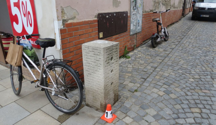 Řidič elektrické koloběžky narazil do betonového sloupku a jízdního kola, nadýchal 1,4 promile