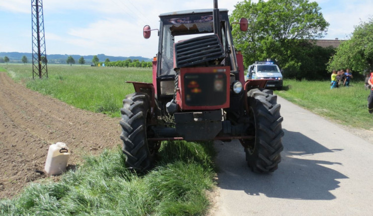 Traktor narazil do projíždějícího rychlíku, řidič údajně kvůli oslnění sluncem přehlédl světla