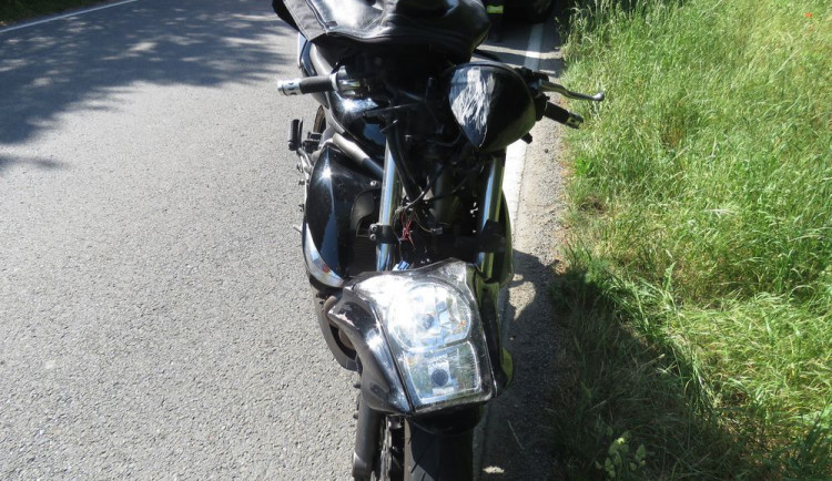 Řidička Fiatu začala předjíždět traktor, když byla sama předjížděna motorkářem, ten je zraněný