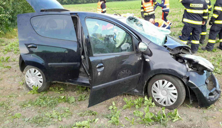 Řidič, který byl po nehodě u Chomoutova v kritickém stavu, je po operaci a jeho stav je stabilizovaný