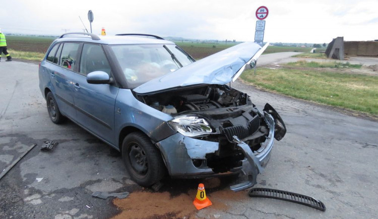 Řidič se svým autem vjel z vedlejší silnice do cesty autu na hlavní. Při nehodě se zranila žena