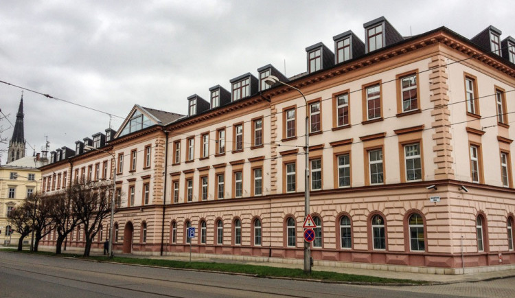 Olomoucký soud potvrdil muži dvanáct let za vraždu seniorky, měl ji v jejím bytě zardousit záclonou