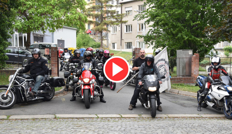 FOTO/VIDEO: Motorkáři zahájili sezónu darováním krve v olomoucké nemocnici