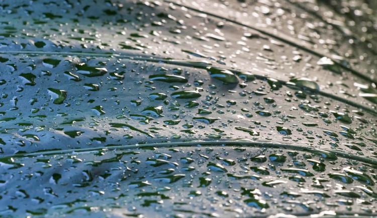 POČASÍ NA ČTVRTEK: Bude pršet a teploty se nepřehoupnou přes dvacítku