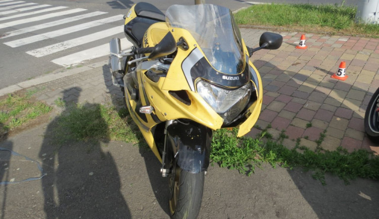 Řidička nedala přednost dvěma motorkářům. První narazil do jejího auta, druhý při pádu zranil chodkyni