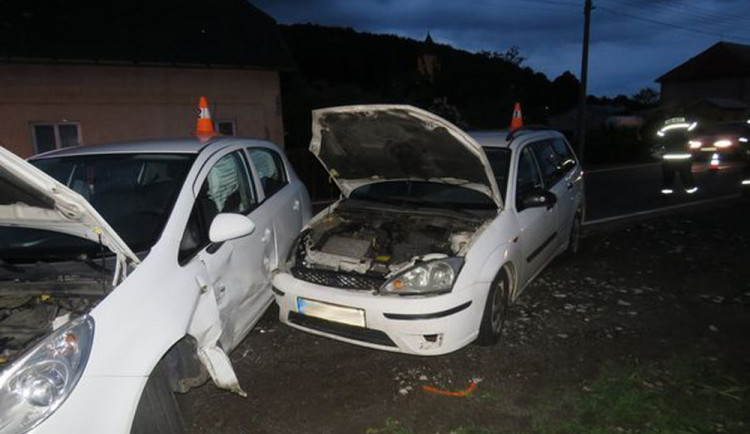 Řidička chtěla odbočovat doleva, ale předjíždělo ji jiné auto. Vznikla škoda za padesát tisíc