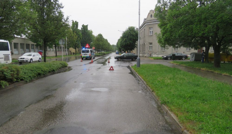 Sedmdesátiletý řidič auta srazil pětašedesátiletého cyklistu, ten skončil v nemocnici