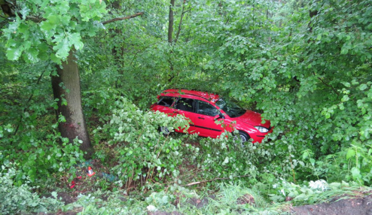 Řidička při průjezdu zatáčky vyletěla ze silnice, ona i spolujezdec skončili se zraněním v nemocnici