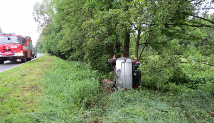 Řidička dostala se svým autem smyk, vůz skončil převrácený na pravý bok mimo silnici