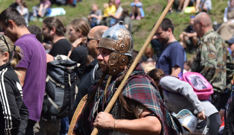 FOTOGALERIE: Středověká společnost ovládla Helfštýn. Podívejte se na fotky z prvního dne festivalu