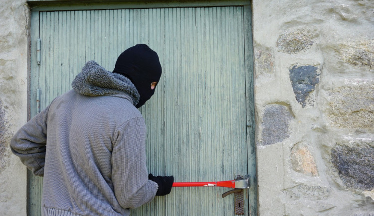 Zloděj ukradl z garáže zimní pneumatiky a pilu, způsobil škodu za sedmnáct tisíc