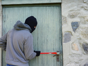 Zloděj ukradl z garáže zimní pneumatiky a pilu, způsobil škodu za sedmnáct tisíc