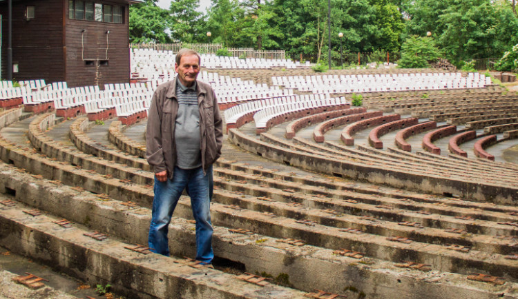 (NE)OBYČEJNÍ: Tuto práci můžou dělat jenom magoři se vztahem k filmu, říká promítač z olomouckého letňáku Jiří Jíša