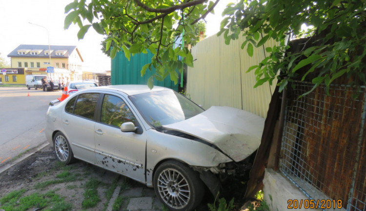 Opilý řidič jel příliš rychle, naboural zaparkovaná auta v protisměru a skončil na chodníku