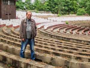 (NE)OBYČEJNÍ: Tuto práci můžou dělat jenom magoři se vztahem k filmu, říká promítač z olomouckého letňáku Jiří Jíša