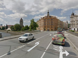 Most v Komenského ulici je kvůli protipovodňovým opatřením uzavřen, okolní ulice zaplnily kolony