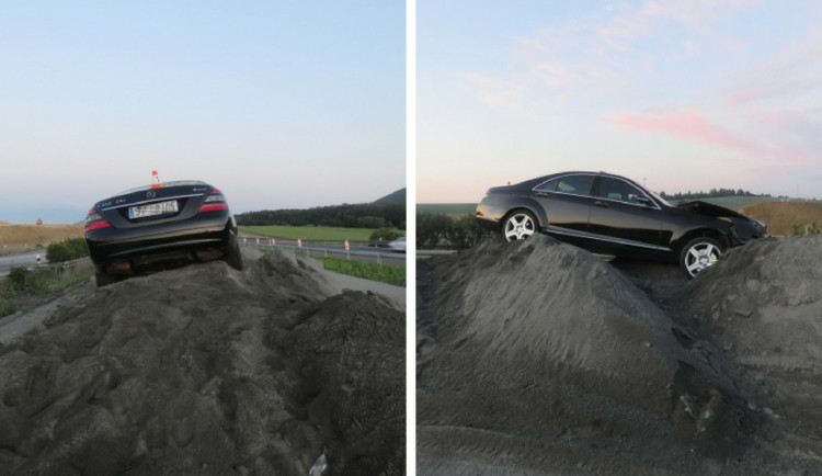 FOTO: Cizinec příliš věřil na dálnici své navigaci, ta ho zavedla na staveniště a do hromady písku