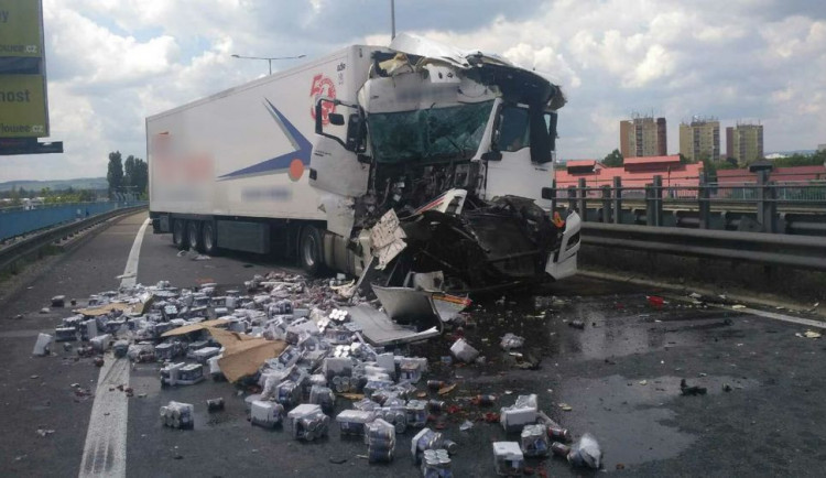 AKTUÁLNĚ: Na dálnici D46 se srazily dva kamiony, vysypal se náklad a došlo ke zranění