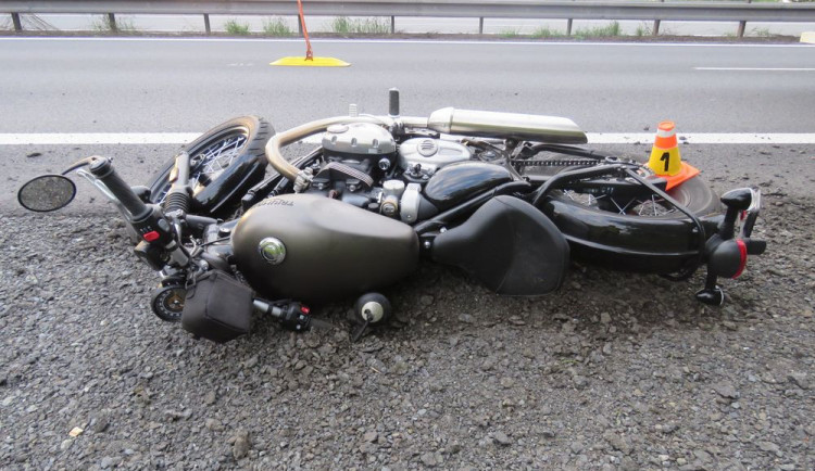 Na dálnici D46 ve směru na Olomouc havaroval ráno motorkář, v místě se tvořily kolony
