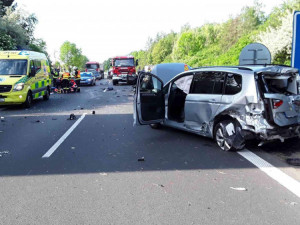 AKTUÁLNĚ: Kamion nedobrzdil a narazil do kolony aut, D46 na Olomouc bude do večera uzavřená