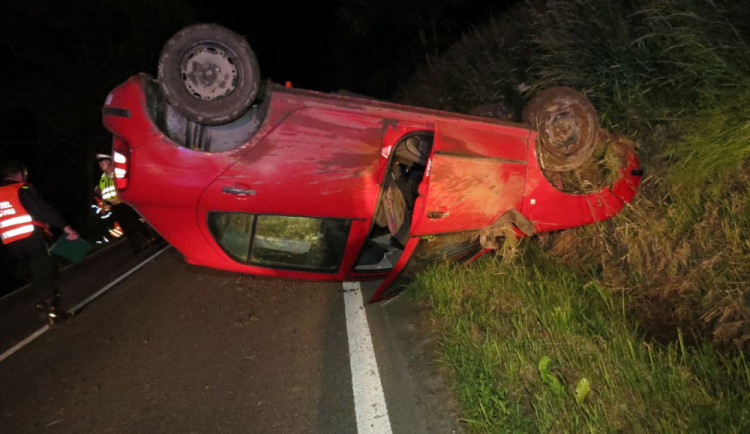 Opilá řidička převrátila svoje auto na střechu. Zraněné ženě pomohli z vozu lidé z projíždějícího auta