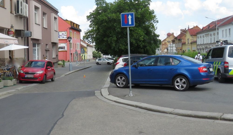 Auta bourala na úzké silnici. Řidič si myslel, že projede