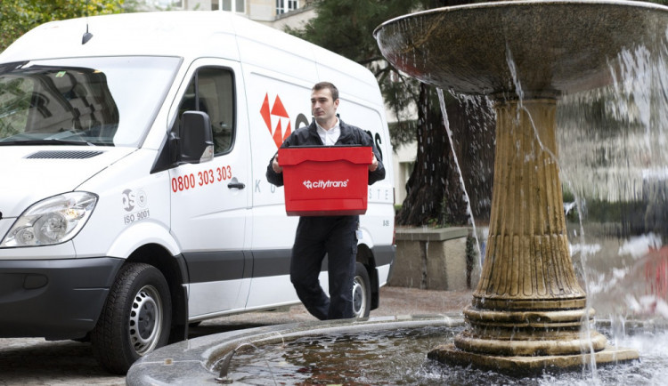 Zloděj ukradl doručovateli balíků z dodávky peněženku se čtyřiceti tisíci