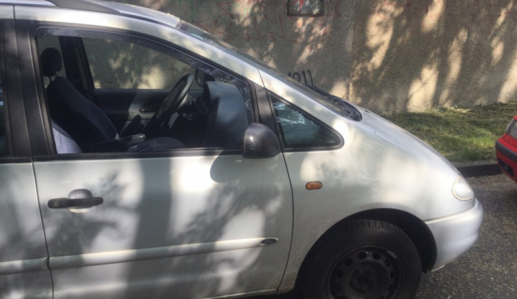 Strážníci řešili za jeden den v Olomouci hned dvě oznámení o stažených okénkách aut