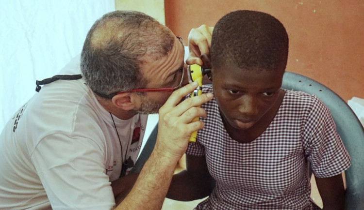 Richard Salzman z Fakultní nemocnice Olomouc provedl jednu z prvních ušních operací v Ghaně