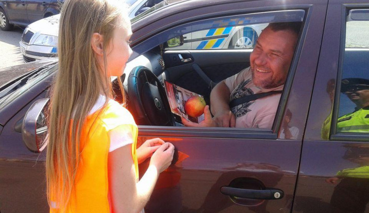 FOTO: Silnice na Olomoucku hlídaly děti, řidičům dávaly citróny nebo jablka