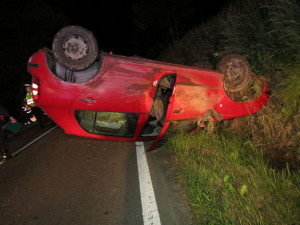 Opilá řidička převrátila svoje auto na střechu. Zraněné ženě pomohli z vozu lidé z projíždějícího auta