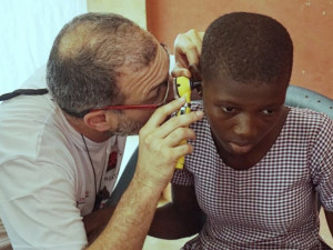 Richard Salzman z Fakultní nemocnice Olomouc provedl jednu z prvních ušních operací v Ghaně