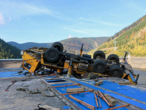 Autojeřáb, který leží na dně spodní nádrže Dlouhých strání, bude vyzdvižen v červenci