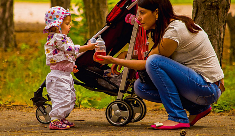 Matka s kočárkem nadýchala přes dvě a půl promile, o dítě se musela postarat babička