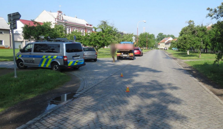 Avie se při odbočování střetla s osobním autem, které ji začalo předjíždět