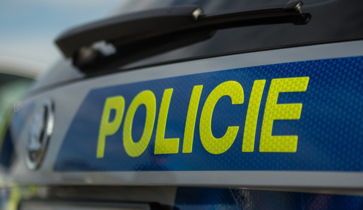 Pomozte policii najít muže, který nasedl do auta k seniorovi a tam ho okradl