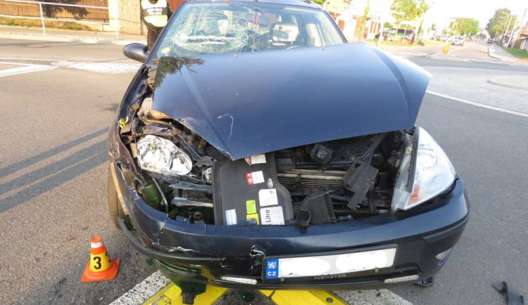 Řidička vjela na kruhový objezd, kde už projíždělo jiné auto, jeho řidič se zranil