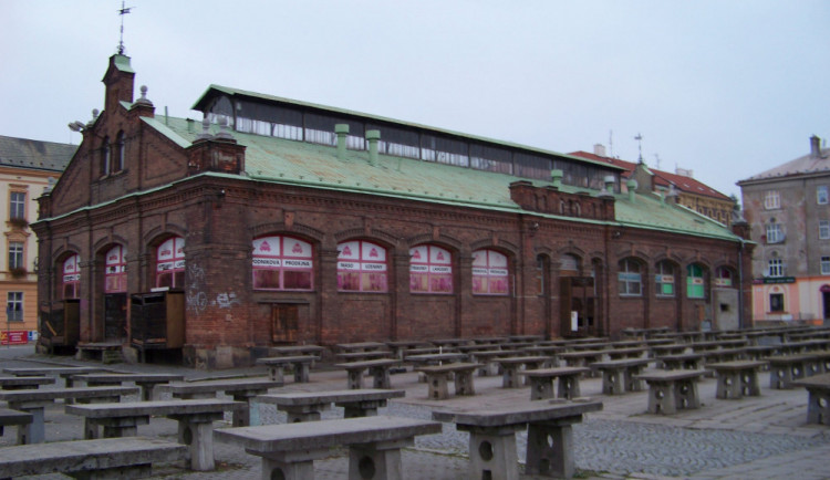 Zloděj okradl prodejce během trhů na olomoucké tržnici