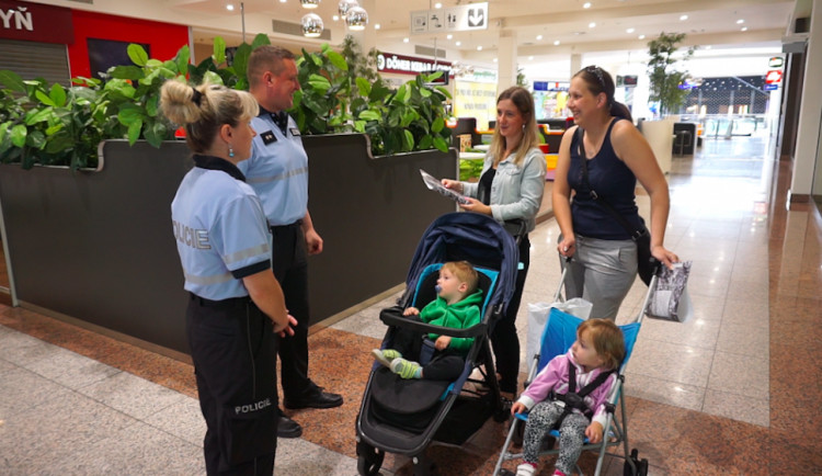 Policisté si na Pomněnkový den s lidmi v Olomouci připomínali pohřešované děti