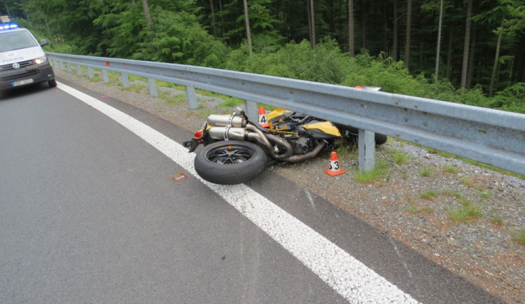 Cesty Červenohorského sedla jsou pro motorkáře prokleté. Další motorkář tam nevybral zatáčku a zranil se