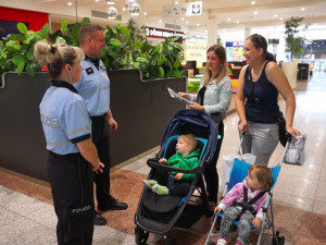 Policisté si na Pomněnkový den s lidmi v Olomouci připomínali pohřešované děti