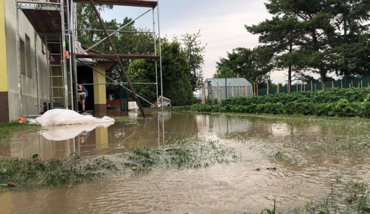 FOTO: Na Olomoucku řádila bouřka s přívalovým deštěm, ve Štarnově zasahovaly tři jednotky hasičů