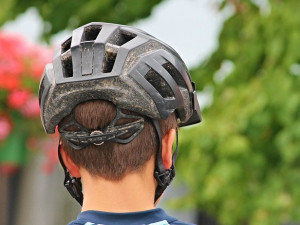 Test cyklistických helem ukázal, že sice splňují normy, ale mozek při šikmém nárazu často neochrání