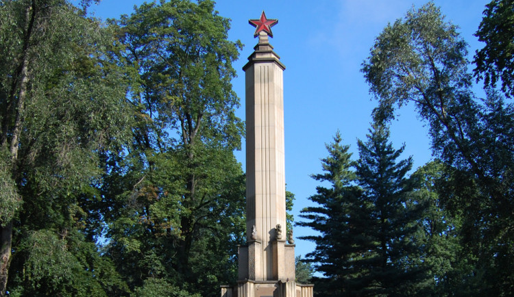 U památníku osvobození Rudou armádou bude nové dláždění, tráva či keře za tři a půl milionu